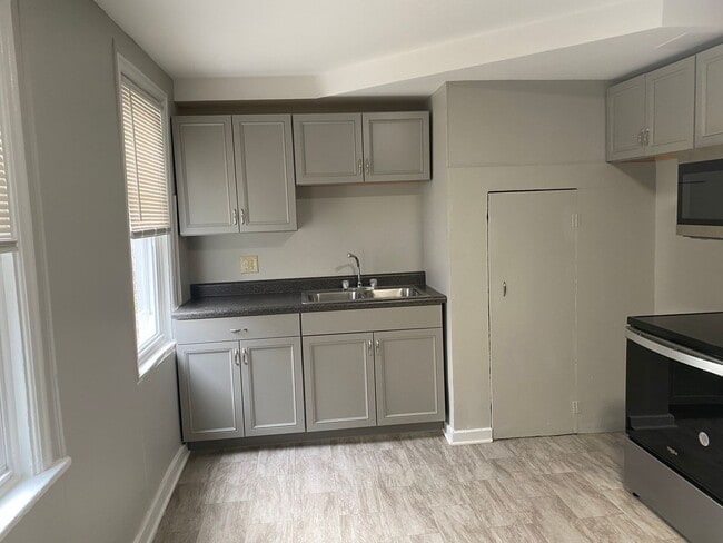 Building Photo - 430 S Queen St