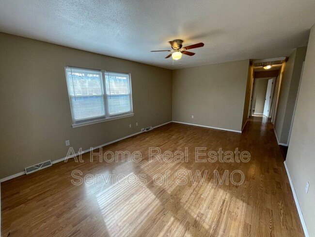 Building Photo - 1125 S Lone Pine Ave