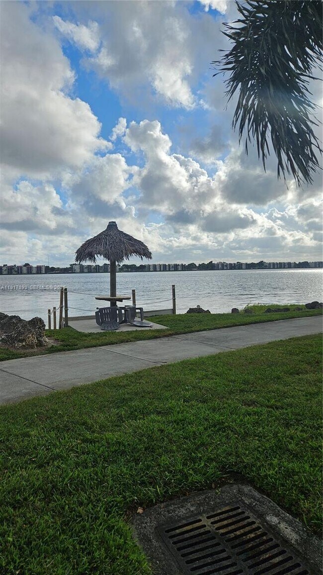 Building Photo - 105 Lake Emerald Dr