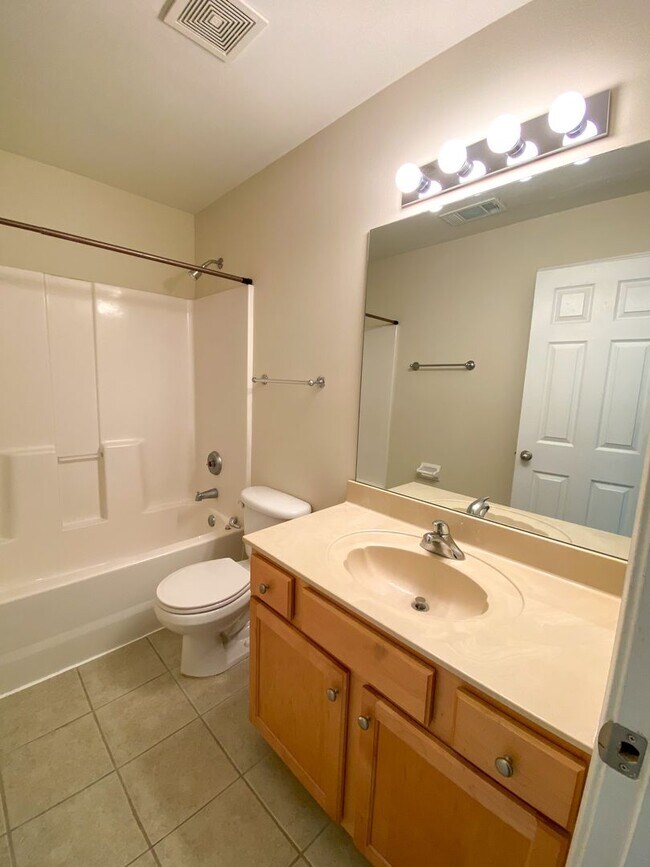 Building Photo - 3 bedroom 2.5 bathroom in Harbor Town Memphis