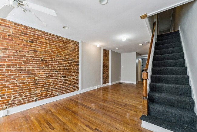 Building Photo - 3 Bedroom Townhome