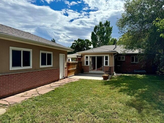 Building Photo - Beautiful 2 bedroom, 1.5 bathrooms plus an office!! Available NOW!