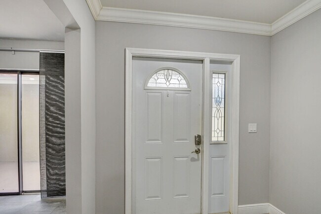 Building Photo - 1105 Maplewood Dr