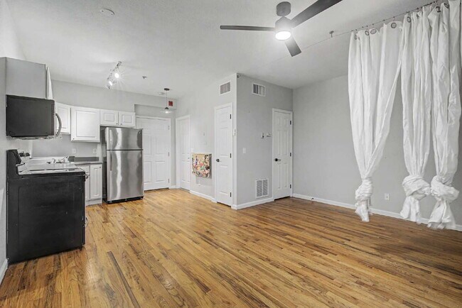 Building Photo - Adorable Studio in 1909 Building! Heart of Capitol Hill