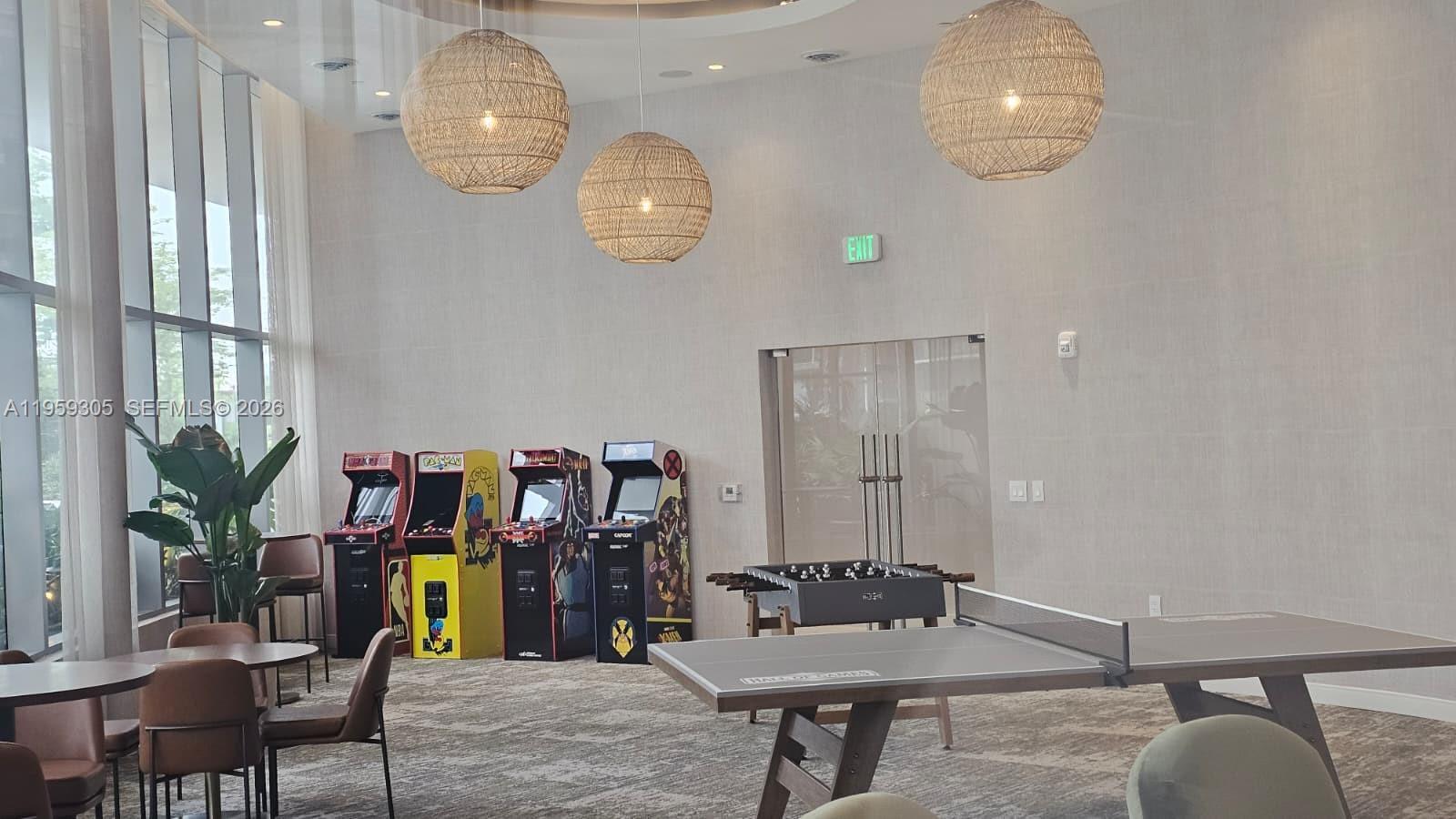 Building Photo - 700 NE 24th St