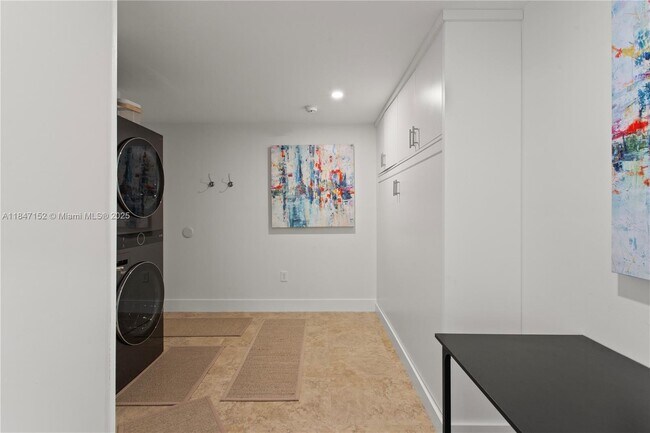 Building Photo - 604 Alcazar Ave