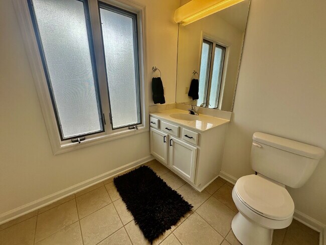 Building Photo - Beautiful Two Bedroom Townhome Located in Bluffton Village!
