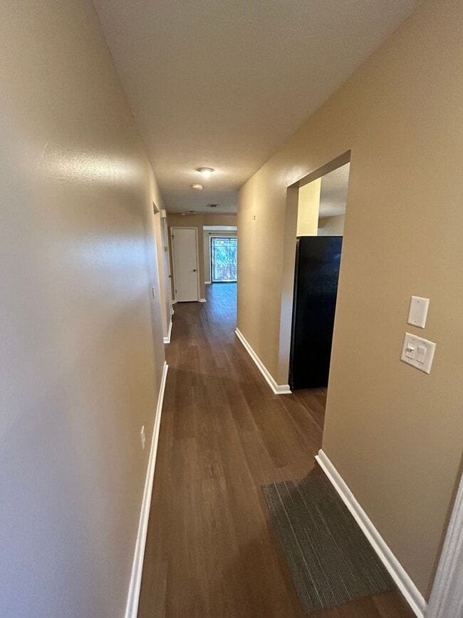 Building Photo - 1005 11th Ct