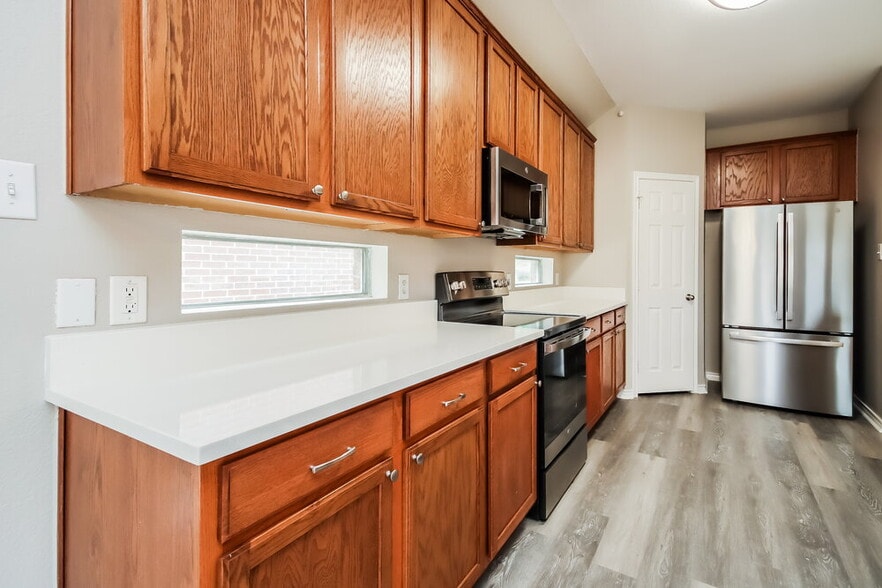 Building Photo - 1420 Castlegar Ln