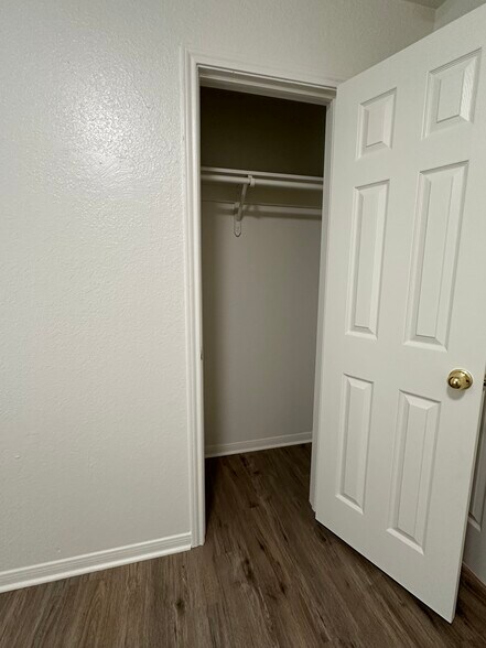 Building Photo - 401 Topeka Ct