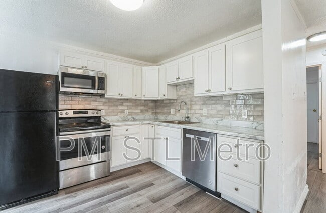 Building Photo - 872 Valencia Ave