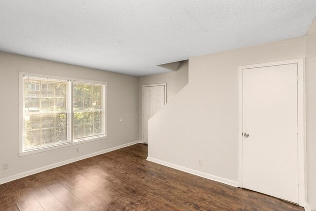 Building Photo - 718 Holder Dr