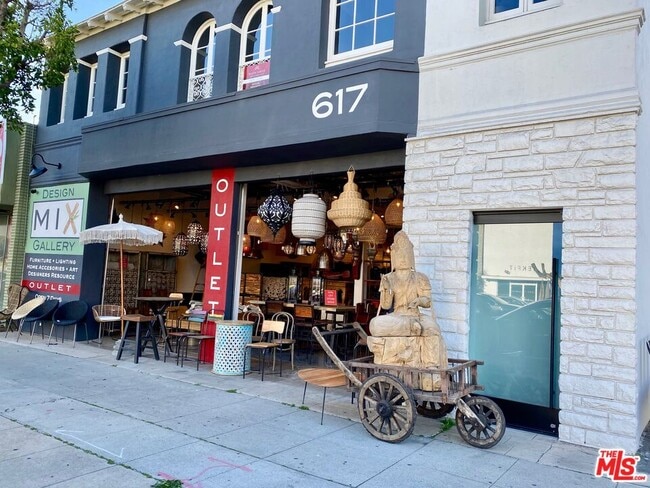 Building Photo - 619 S La Brea Ave