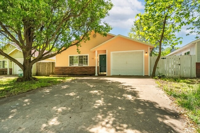 Building Photo - Charming 2-Bed, 2-Bath Rental: Your Cozy R...