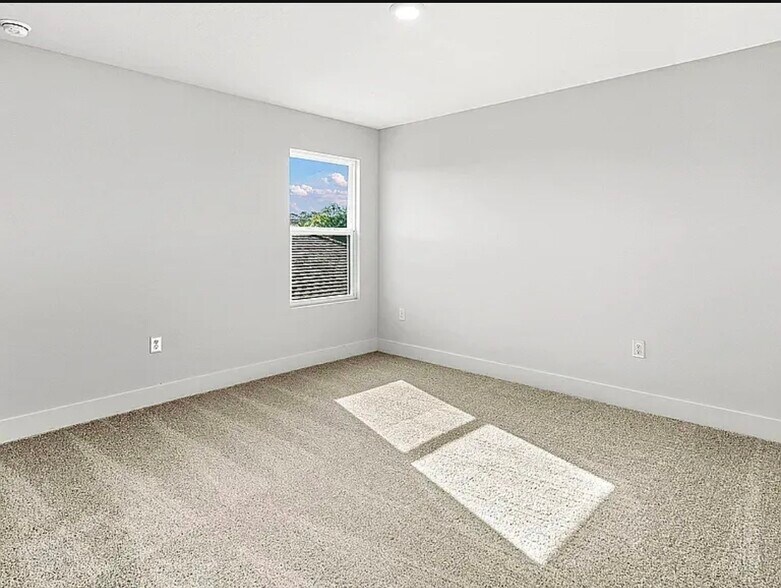 Building Photo - 5583 Clarity St