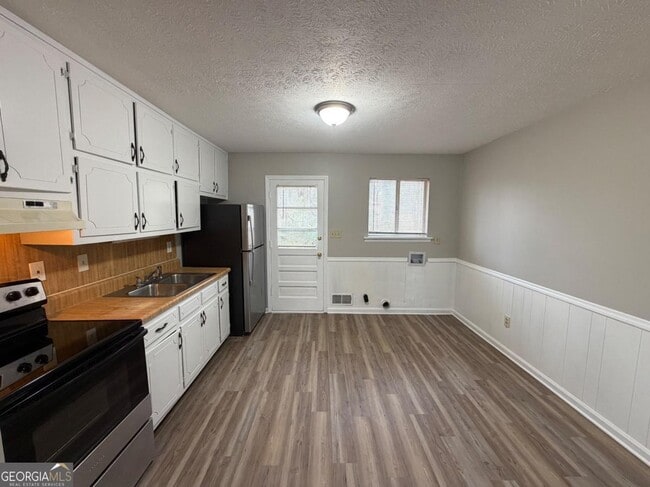 Building Photo - 816 Jesters Lake Dr