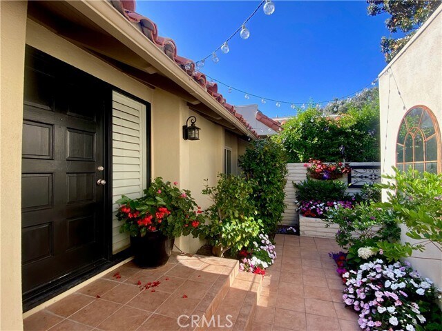 Building Photo - 2211 Vista Hogar