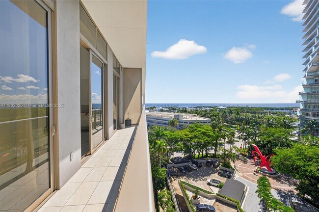 Building Photo - 2655 S Bayshore Dr