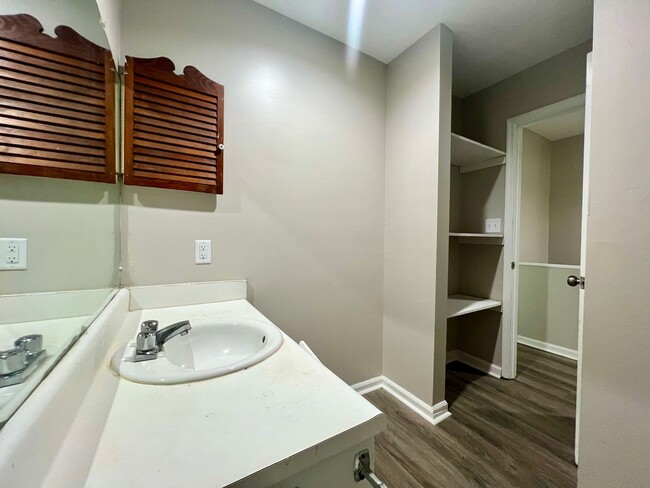 Building Photo - NEWLY REMODELED MOVE-IN READY (NO PETS PER...