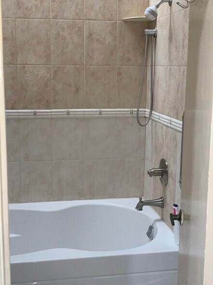 Master Bathroom - 1420 W Sandpiper Cir