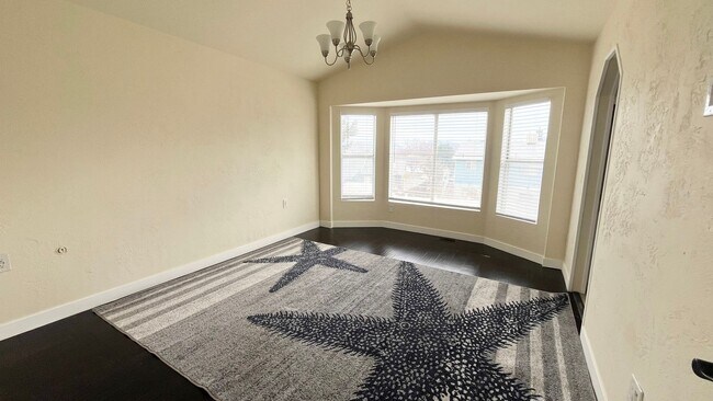 Building Photo - 5 Bedroom/4 Bathroom Home in West Valley City