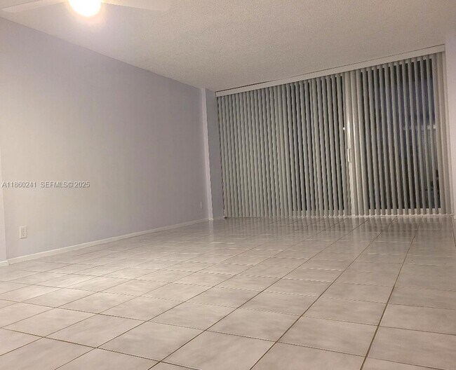 Building Photo - 120 Royal Pk Dr