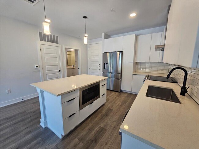 Building Photo - 2220 Webberville Rd