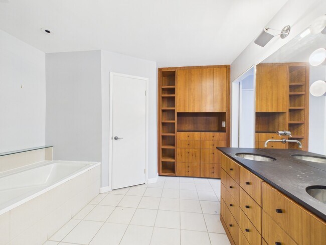 Building Photo - 7655 S Braeswood Blvd