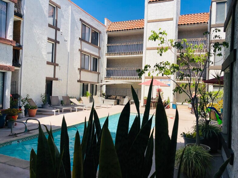 Pool side relaxation - 515 N Jackson St