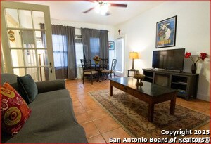 Building Photo - 1403 W Mistletoe Ave