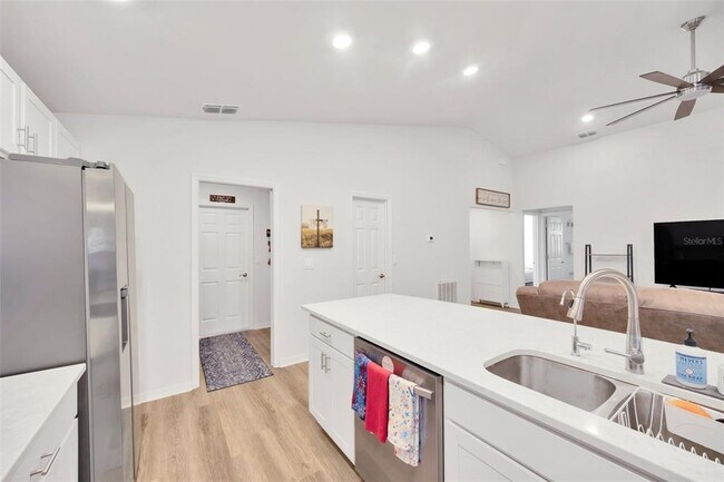 Building Photo - 1072 Aruba Ave