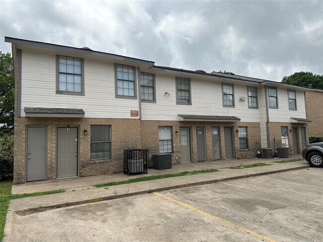 Building Photo - 8005 Rothington Rd