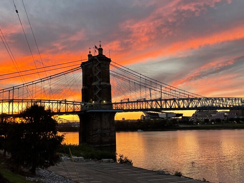 Typical night on Riverside Drive - 225 Riverside Dr