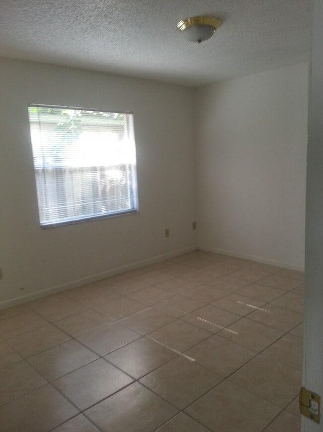 Building Photo - CUTE AFFORDABLE 2/2 DUPLEX off Michigan!