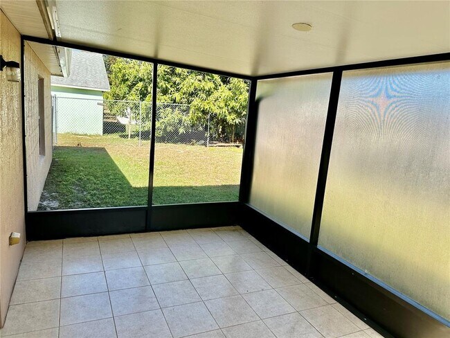 Building Photo - 536 Lakeview Dr