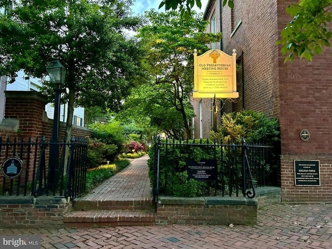 Building Photo - 308 S Fairfax St
