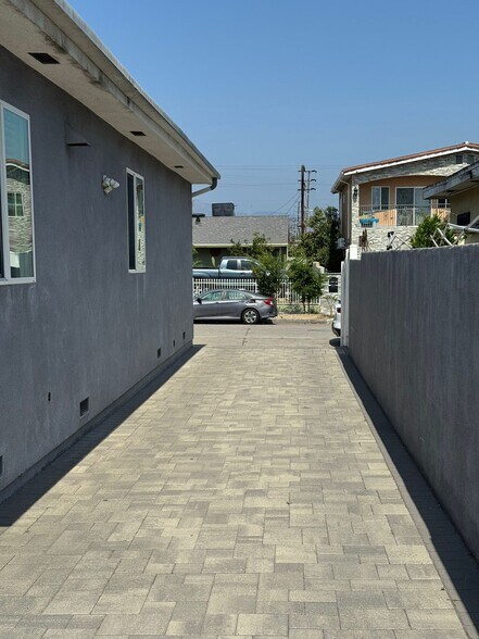 Building Photo - 6731 Kraft Ave
