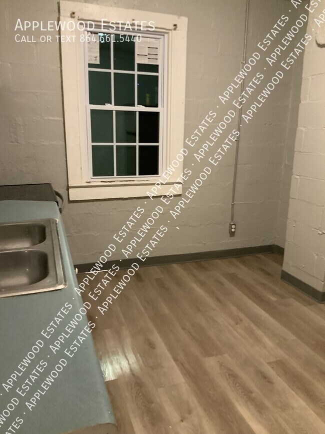 Building Photo - 131 E Main St