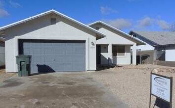 Building Photo - Inviting 3+2 split Floor plan!
