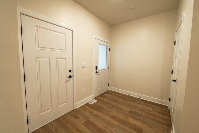 Building Photo - 3 Bed / 2.5 Bath Townhome w/Deck, Walkout Finished Basement, 9' Ceilings, Quartz Tops, Stainless ...