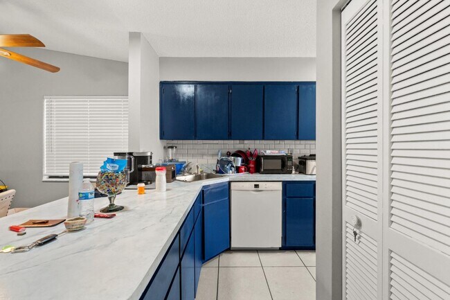 Building Photo - 7124 Barclay Ave