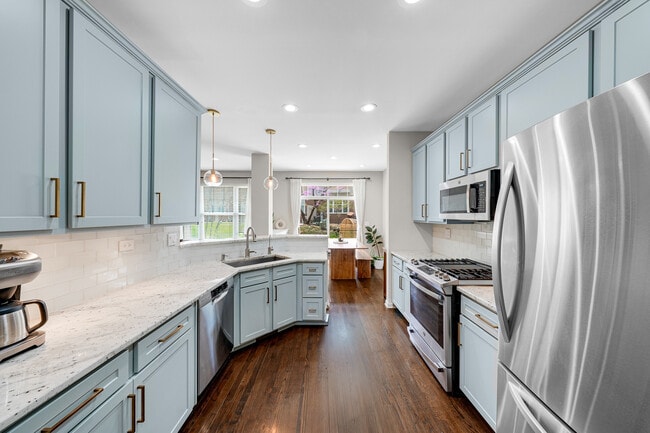Building Photo - 1472 N Pinehurst Dr