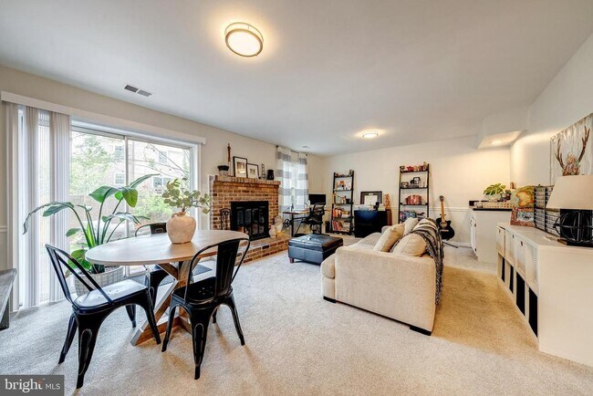 Building Photo - 9312 Silver Mill Pl