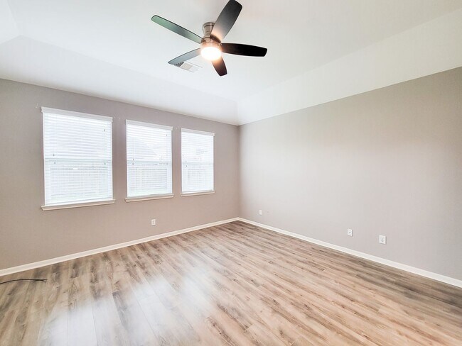 Building Photo - Welcome to this charming one-story home fe...