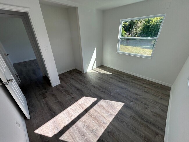 Building Photo - Charming & Completely Remodeled 3-Bedroom ...