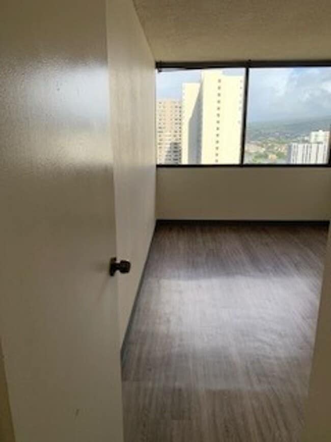 Building Photo - Kukui Plaza - 2 bedroom, 1 bath condo with 1 parking