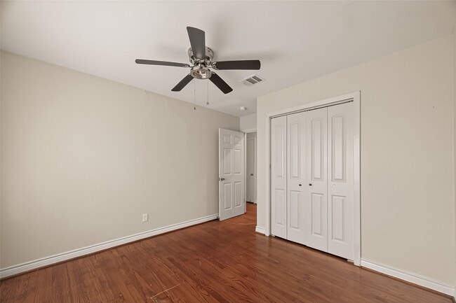 Building Photo - 3214 Longwood Dr