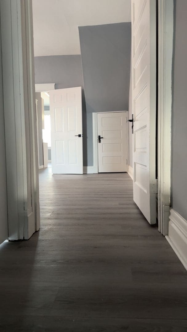 Building Photo - Beautiful renovated apartment with a ton of space!