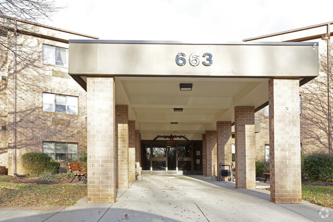 Building Photo - Warrenton Manor Apartments - 55 & Older