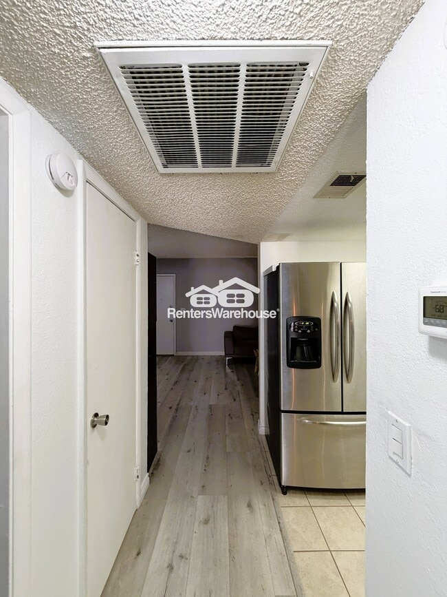 Building Photo - 6020 Carmen Blvd